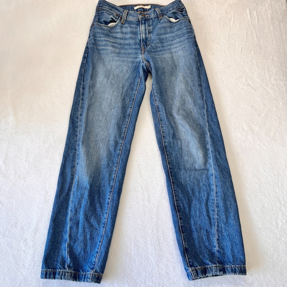 Levi's Straight Leg Jeans in Medium Blue Wash